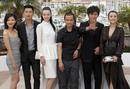 El director Lou Ye (C) posa con los protagonists de su pel&iacute;cula Mystery (L to R) Chang Fangyuan, Zhu Yawen, Qi Xi, Qin Hao y Hao Lei