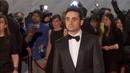 El director de El Orfanato, J. Bayona, muy elegante con traje negro.