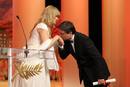 El director rumano Cristian Mungiu recoge el galard&oacute;n al mejor gui&oacute;n por Beyond the hills