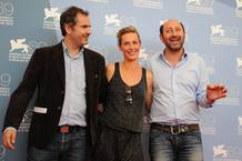 El director Xavier Giannoli posa con los actores Cecile De France y Kad Merad durante la presentación de la película "Superstar", en la Mostra El director Xavier Giannoli posa con los actores Cecile De France y Kad Merad durante la presentación de la película "Superstar", en la Mostra