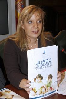 La directora general del Instituto Nacional de Consumo (INC), Etelvina Andreu, con la gu&iacute;a