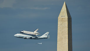 Ver v&iacute;deo  'El Discovery: a lomos de un Boeing rumbo a un museo'