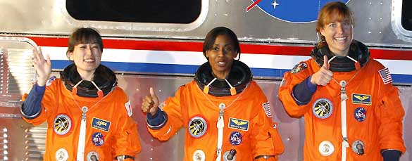 DISCOVERY PARTE A UNA MISIÓN DE 13 DÍAS A LA ESTACIÓN ESPACIAL INTERNACIONAL DISCOVERY PARTE A UNA MISIÓN DE 13 DÍAS A LA ESTACIÓN ESPACIAL INTERNACIONAL