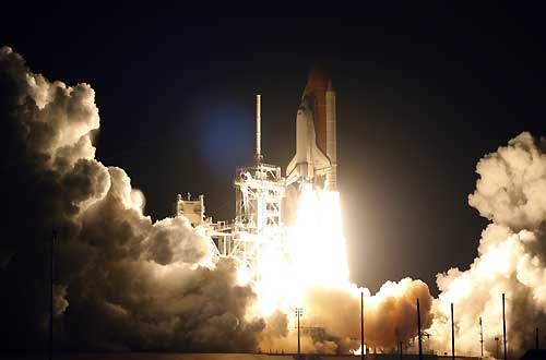 El Discovery despega con &eacute;xito tras dos intentos fallidos