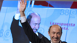 Ver v&iacute;deo  'Discurso &iacute;ntegro de Alfredo P&eacute;rez Rubalcaba tras ganar a Carme Chac&oacute;n'