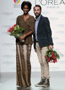El dise&ntilde;ador Juanjo Oliva y la modelo Cecile L&oacute;pez tras recibir el Premio L'oreal a la mejor colecci&oacute;n y a la mejor modelo, respectivamente.