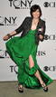 La dise&ntilde;adora Paloma Young, tambi&eacute;n de verde, posa con su Tony a 