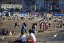 Numerosas personas disfrutan del buen clima, en la bah&iacute;a de Weymouth, donde cientos de regatistas se entrenan de cara al comienzo de los Juegos Ol&iacute;mpicos de Londres 2012.