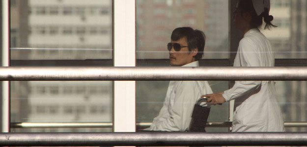 El disidente chino Chen Guangcheng en el hospital de Pek&iacute;n en el que se ha entregado