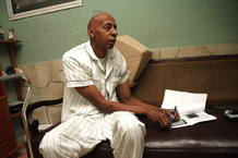 El disidente cubano Guillermo Fari&ntilde;as firma un documento en Santa Clara, Cuba.