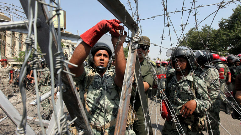 En Egipto el tribunal constitucional ordena la disoluci&oacute;n del parlamento