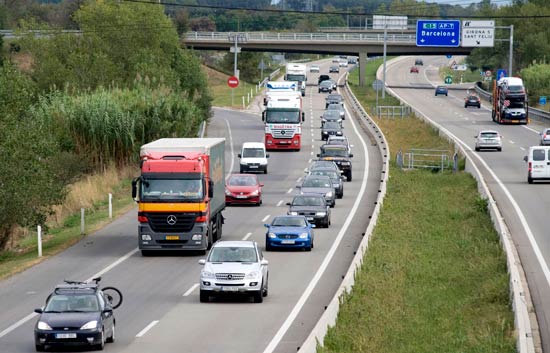 Muchos espa&ntilde;oles se lanzan a la carretera para disfrutar de tres d&iacute;as de descanso