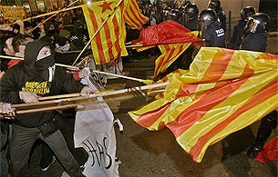 Ver v&iacute;deo  'Disturbios en Barcelona de los 'antibolonia''