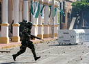 Los militares se enfrentan a un grupo de universitarios y de la Uni&oacute;n Juvenil Cruce&ntilde;ista en la ciudad oriental de Santa Cruz (Bolivia), en la violenta jornada.