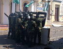 Los militares forman una barricada ante los ataques de los grupos violentos.