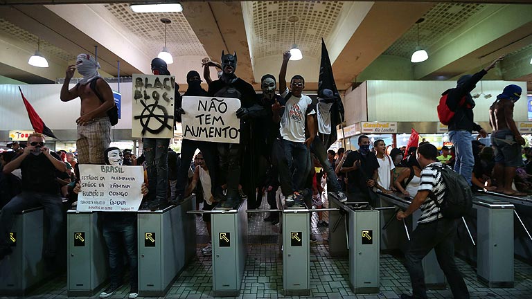 Una protesta por el precio del transporte en Rio de Janeiro degenera en enfrentamientos 