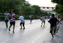 MANIFESTANTES PRO Y ANTI GOBIERNO SE ENFRENTAN EN LAS CALLES DE BANGKOK, TAILANDIA