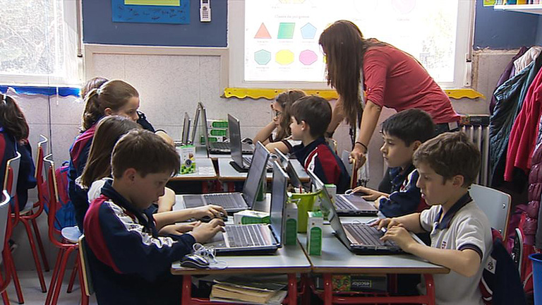 Divisi&oacute;n de opiniones sobre la medida de Wert de aumentar el n&uacute;mero de alumnos por clase