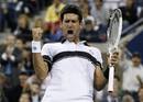 Djokovic celebra un punto en el segundo set del encuentro que se llev&oacute; por 5-7.