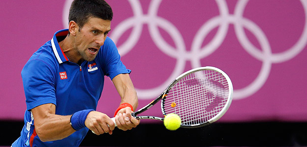 Djokovic devuelve una bola a Roddick.