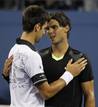 Djokovic y Nadal se abrazan tras finalizar el partido, despu&eacute;s de seis horas, incluida una interrupci&oacute;n de dos horas por la lluvia, que volvi&oacute; a hacer acto de presencia.