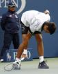 Djokovic pag&oacute; su rabia con la raqueta tras perder el quinto juego en el primer set.