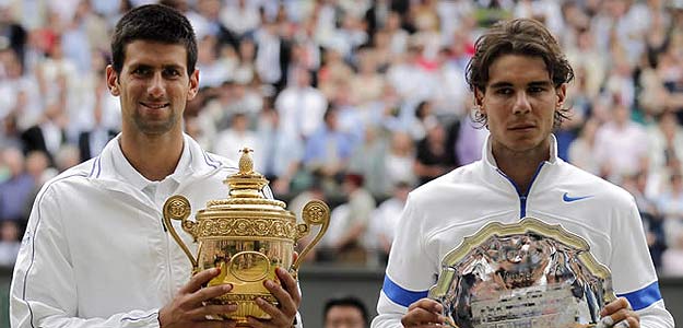 Djokovic posa con el trofeo de Wimbledon y Nadal con el de subcampe&oacute;n