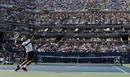 Djokovic realiza un saque ante la grada repleta de la pista Arthur Ashe de Nueva York.