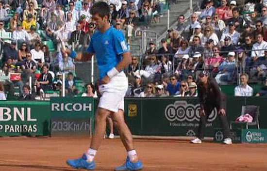 Djokovic se especializa rompiendo raquetas
