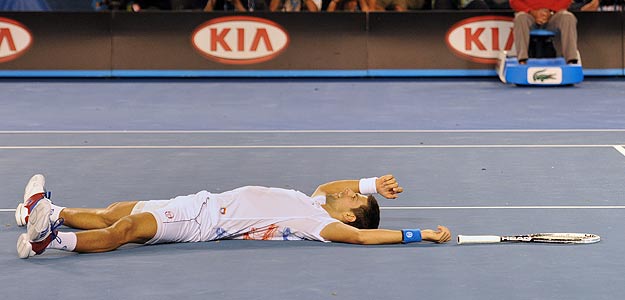 Djokovic se dejó caer al suelo para celebrar su victoria ante Murray y el pase a la final del Open de Australia. Djokovic se dejó caer al suelo para celebrar su victoria ante Murray y el pase a la final del Open de Australia.