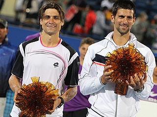 Djokovic triunfa ante Ferrer en la exhibici�n de Abu Dhabi