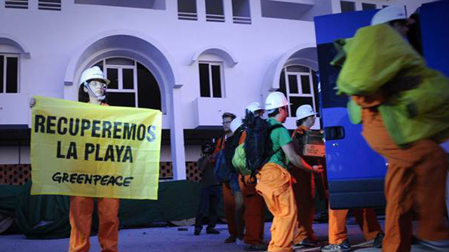  Una docena de activistas de Greenpeace han tomado el hotel construido en la playa de El Algarrobico