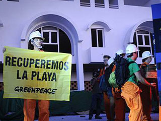 Ver v&iacute;deo  'Una docena de activistas de Greenpeace han tomado el hotel construido en la playa de El Algarrobico'