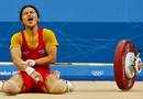 La haltera tailandesa Panida Khamsri, se hace da&ntilde;o tras su intento de levantamiento en la modalidad femenina de arrancada, 40 kgs, durante los Juegos Ol&iacute;mpicos de Londres 2012