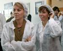 DOLORES DE COSPEDA Y ALICIA SANCHEZ CAMACHO VISITAN EMPRESA DE FRUTAS