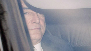 Ver v&iacute;deo  'Dominique Strauss-Kahn pasa la noche en prisi&oacute;n por una supuesta vinculaci&oacute;n a una red de prostituci&oacute;n de lujo'