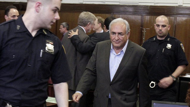 Dominique Strauss-Kahn queda en libertad bajo fianza de un mill&oacute;n de d&oacute;lares