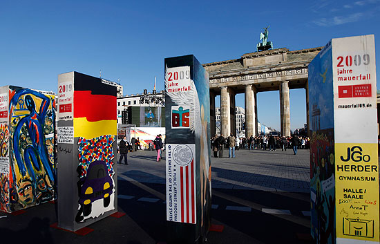Un domin� gigante recuerda que hace 20 a�os que cay� el muro de Berl�n