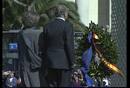 Los Reyes colocan la corona de laurel en el monumento eregido a las v&iacute;ctimas del 11-M en la estaci&oacute;n de Atocha. El acto ha congregado a numerosas autoridades, familiares y gente de a pie.