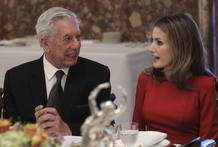 Do&ntilde;a Letizia conversa con el escritor Mario Vargas Llosa
