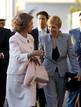 Do&ntilde;a Sof&iacute;a conversa con Sonsoles Espinosa, esposa del presidente del Gobierno, Jos&eacute; Luis Rodr&iacute;guez Zapatero, a la llegada de los reyes a la capital aragonesa para participar en la ceremonia de clausura de la Exposici&oacute;n Internacional de Zaragoza.