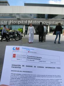 La mujer que da a luz y quiere donar la sangre del cord&oacute;n umbilical firma un consentimiento informado