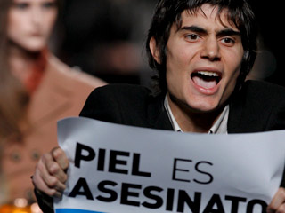 Ver v&iacute;deo  'Dos activistas irrumpen en la pasarela Cibeles en protesta por el uso de pieles'