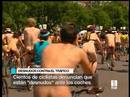 Ir al Video&nbsp;Dos centenares de ciclonudistas participan en Madrid en la Quinta Ciclonudista Mundial