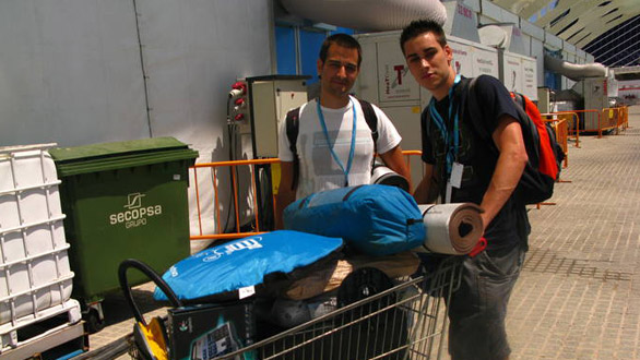 Dos chicos llegan con un carro de la compra