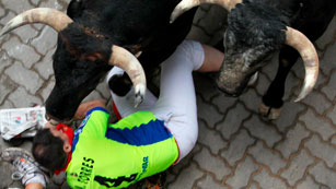 Ver v&iacute;deo  'Dos corredores de verde a punto de ser embestidos por los toros de Miura'