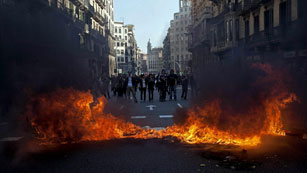 Ver v&iacute;deo  'Dos detenidos en los disturbios de la manifestaci&oacute;n de estudiantes en Barcelona'