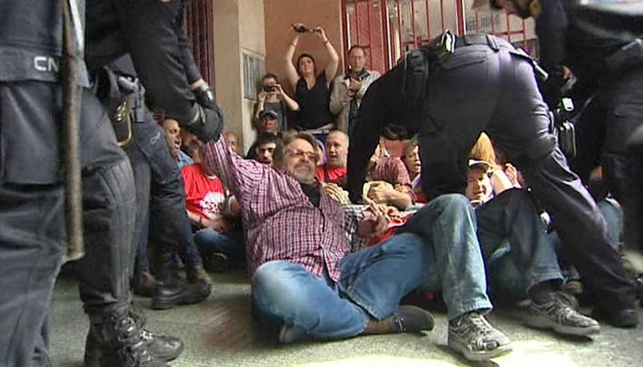 DOS DETENIDOS AL TRATAR DE EVITAR EL DESAHUCIO DE FAMILIA CUBANA EN ALICANTE