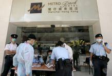 VARIOS POLIC&Iacute;AS Y PERSONAL M&Eacute;DICO CON MASCARILLAS EN EL HOTEL DE METROPARK DE HONG KONG, DONDE UN HU&Eacute;SPED MEXICANO HA DADO POSITIVO POR GRIPE A (H1N1)