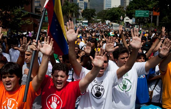 Dos estudiantes mueren por disparos en medio de las protestas por el cierre de Radio Caracas TV